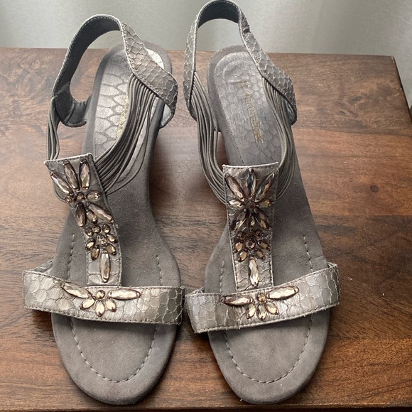 Beaded snakeskin Naturalizer Glamm wedge sandals in metallic taupe - Picture 1 of 5